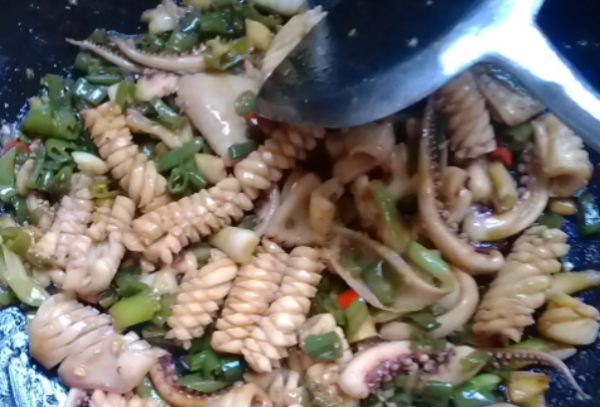 鱿鱼怎么做好吃,鱿鱼的做法最简单最好吃图20