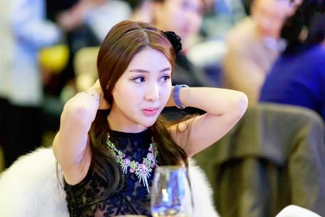 网红郭美美到底是个什么人(郭美美的荒谬人生)(10)