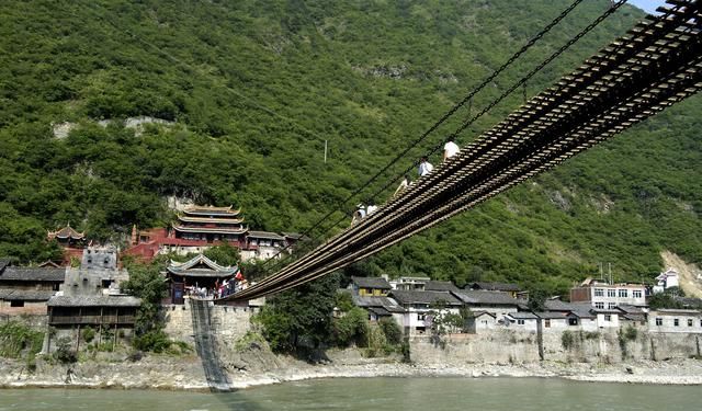 泸定桥是位于哪条河流上的铁索桥,泸定强势位于哪条河流上的一条铁索桥?图3
