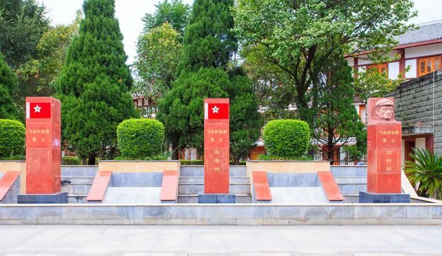 泸定桥是位于哪条河流上的铁索桥,泸定强势位于哪条河流上的一条铁索桥?图9