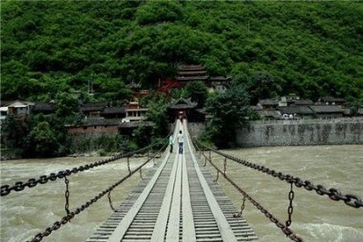 ​泸定桥是位于哪条河流上的铁索桥，泸定强势位于哪条河流上的一条铁索桥？