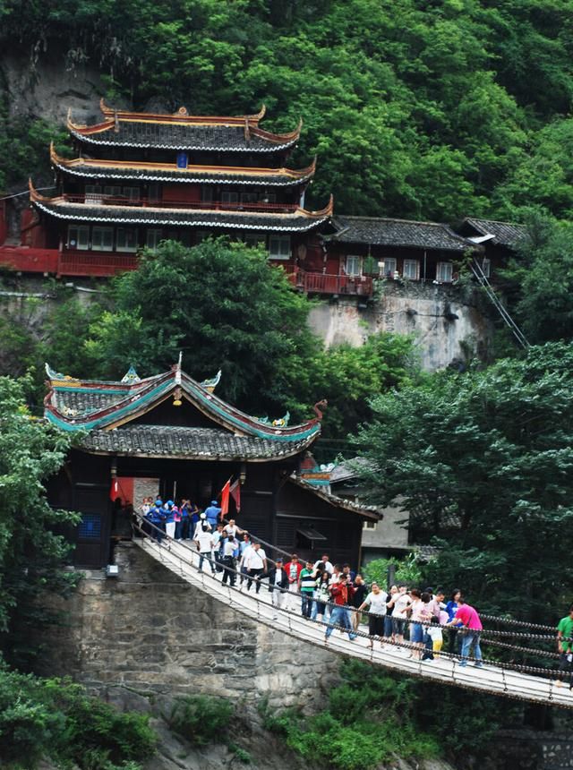 泸定桥是位于哪条河流上的铁索桥,泸定强势位于哪条河流上的一条铁索桥?图6