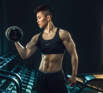 ​直女届“第一扳手”，比男人壮，八块腹肌小姐姐是怎么炼成的！