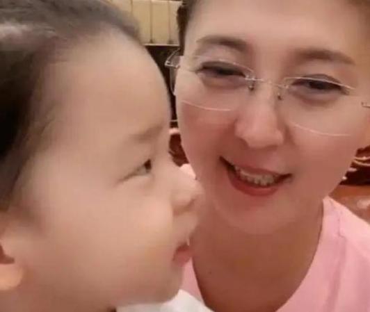 48岁闫学晶生活幸福美满(当上姥姥的闫学晶)(3)