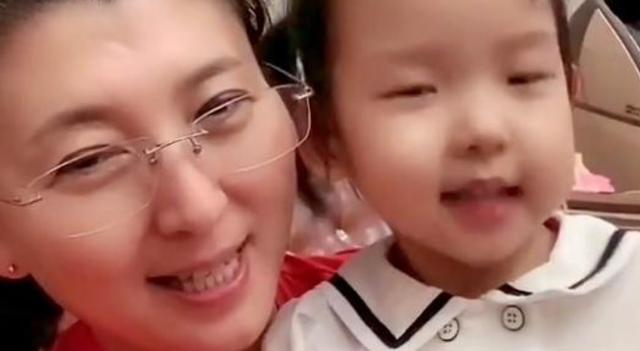 48岁闫学晶生活幸福美满(当上姥姥的闫学晶)(12)