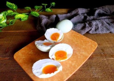 ​怎样用盐水腌制咸鸭蛋（怎样用盐水腌制咸鸭蛋鹅蛋和盐水比例是多少）