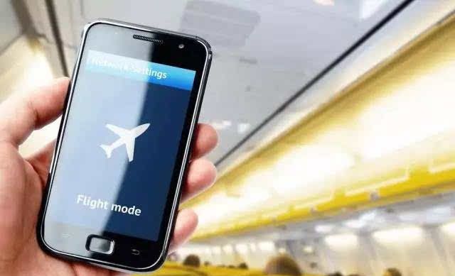 坐飞机是不是不可以玩手机