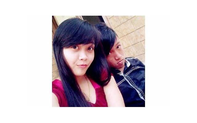 妻子拿着扫帚气呼呼冲向丈夫，被两个孩子拼命拦着，丈夫趁乱逃走