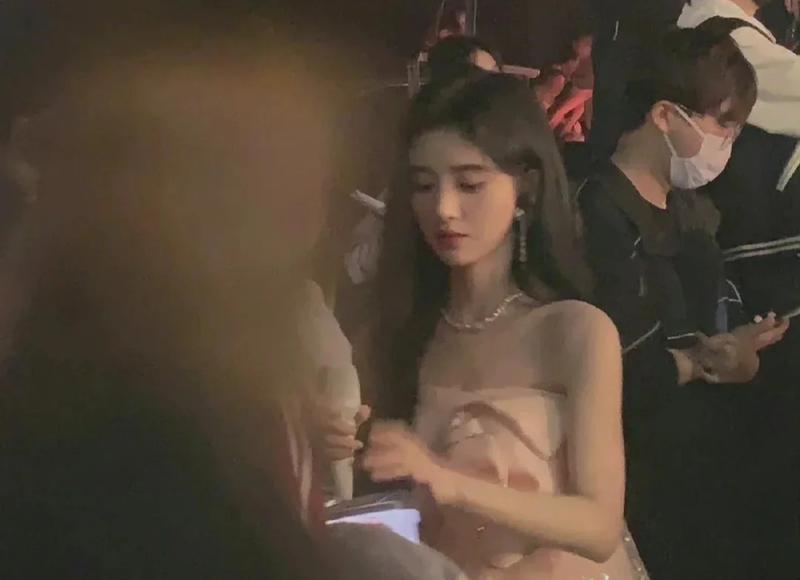 女子被4名男子看中,大庭广众同时哄抢,知情人:当地重要风俗 女子被4名男子看中,大庭广众同时哄抢,知情人:当地重要风俗