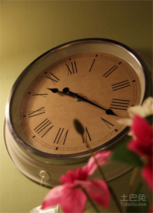 表挂在客厅什么位置好（客厅挂表正确的富贵之位）