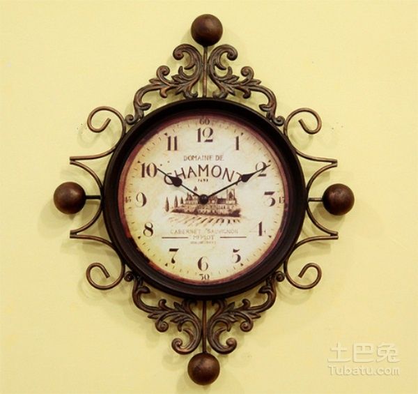 表挂在客厅什么位置好（客厅挂表正确的富贵之位）