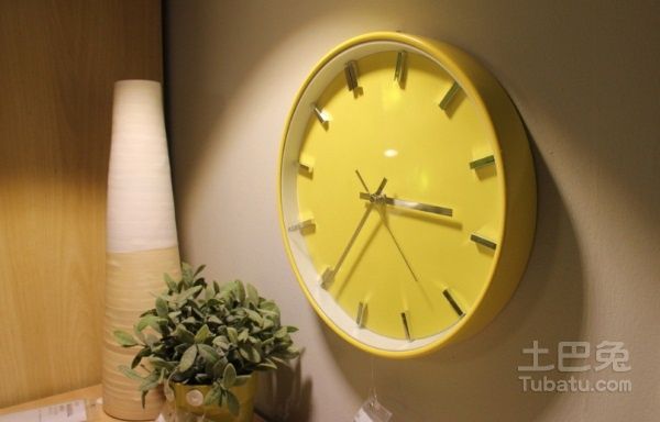 表挂在客厅什么位置好（客厅挂表正确的富贵之位）